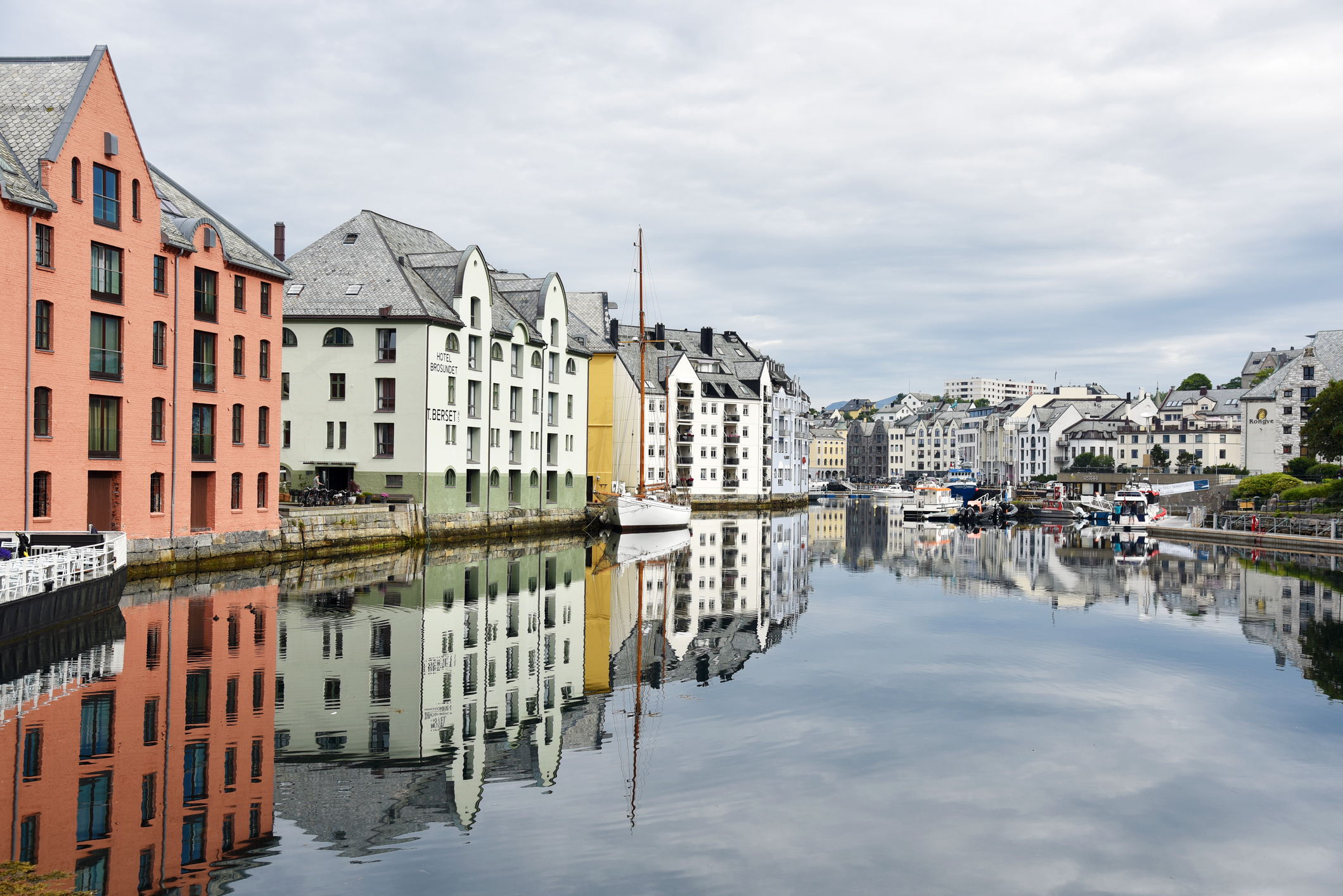Historiske hus i Ålesund gamle havn