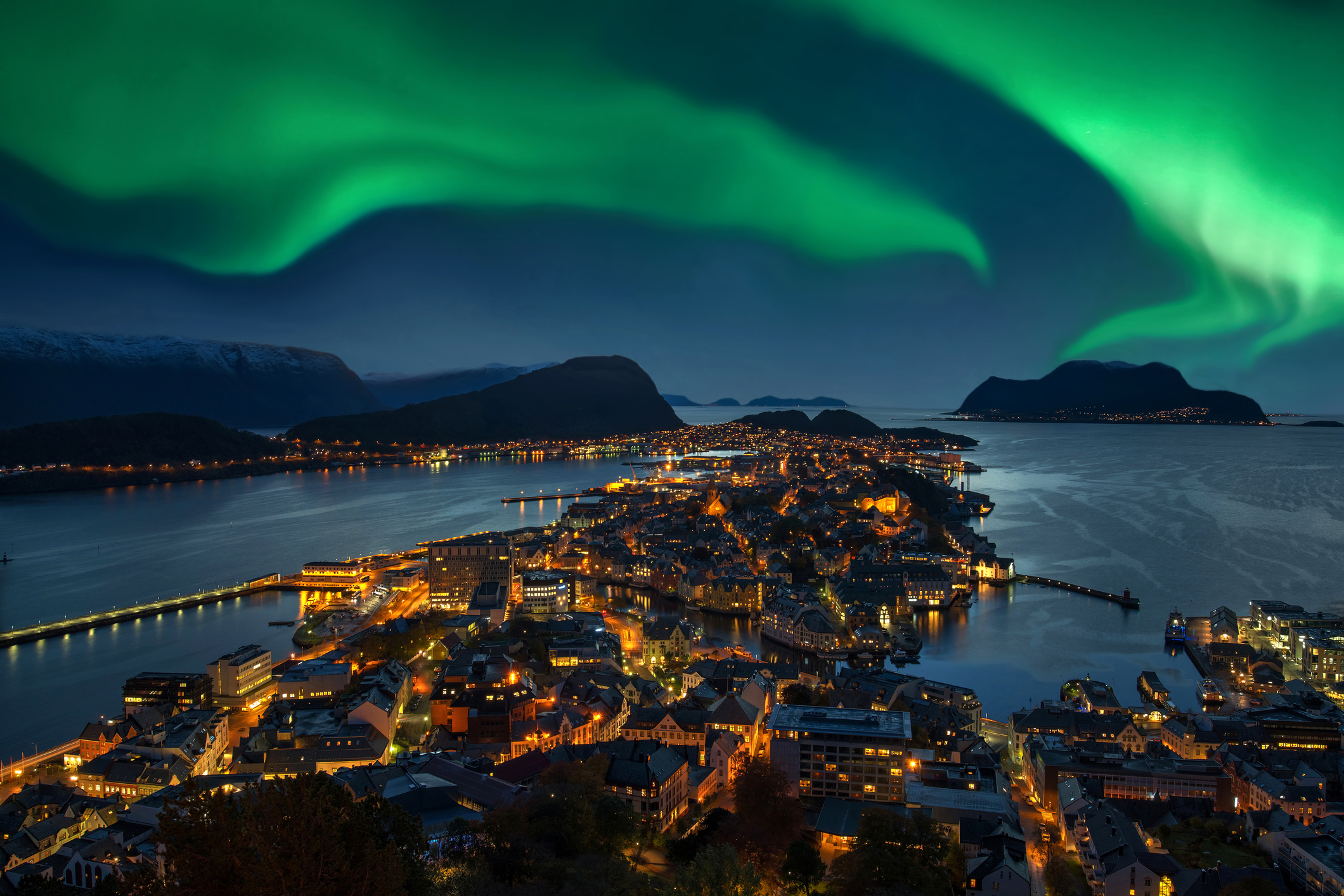 Kveldsstemning med nordlys over Ålesund
