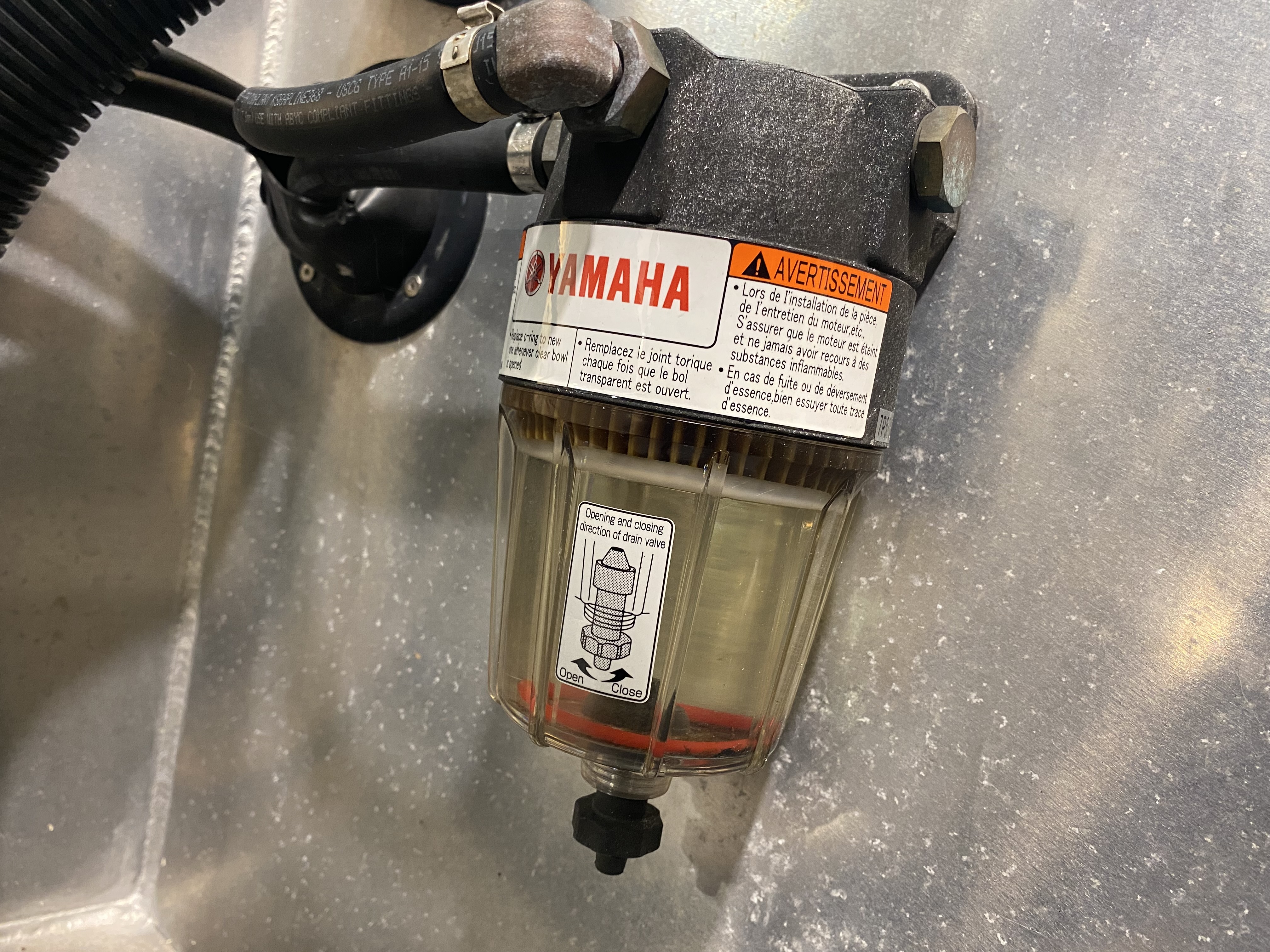 KONDENS: På dette filteret flyter den røde o-ringen opp hvis det er vann. Andre filtre må inspiseres ved at en tømmer innholdet over i en gjennomsiktig beholder og ser om bensinen «skiller» seg.