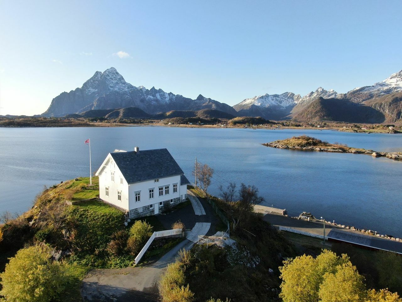 Denne nydelige fritidseiendommen i Lofoten er også blant de mest sette/besøkte på FINN eiendom hittil i år. Foto: Lofoten dronefoto og Sem & Johnsen.