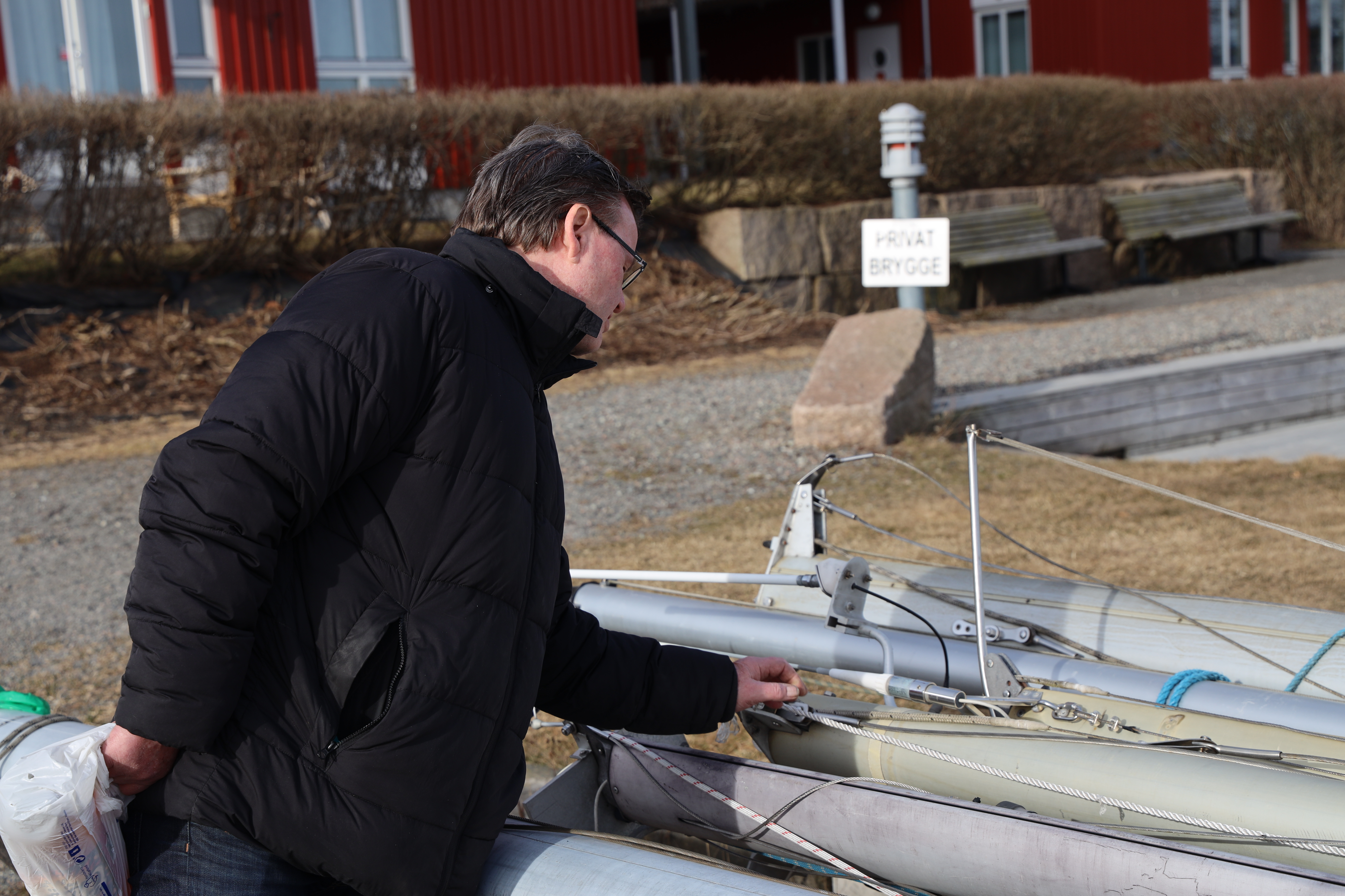 Runar satt ut båten ekstra tidlig i år fordi han fikk mulighet til å være med på første pulje, men mastene er ikke satt på ennå.