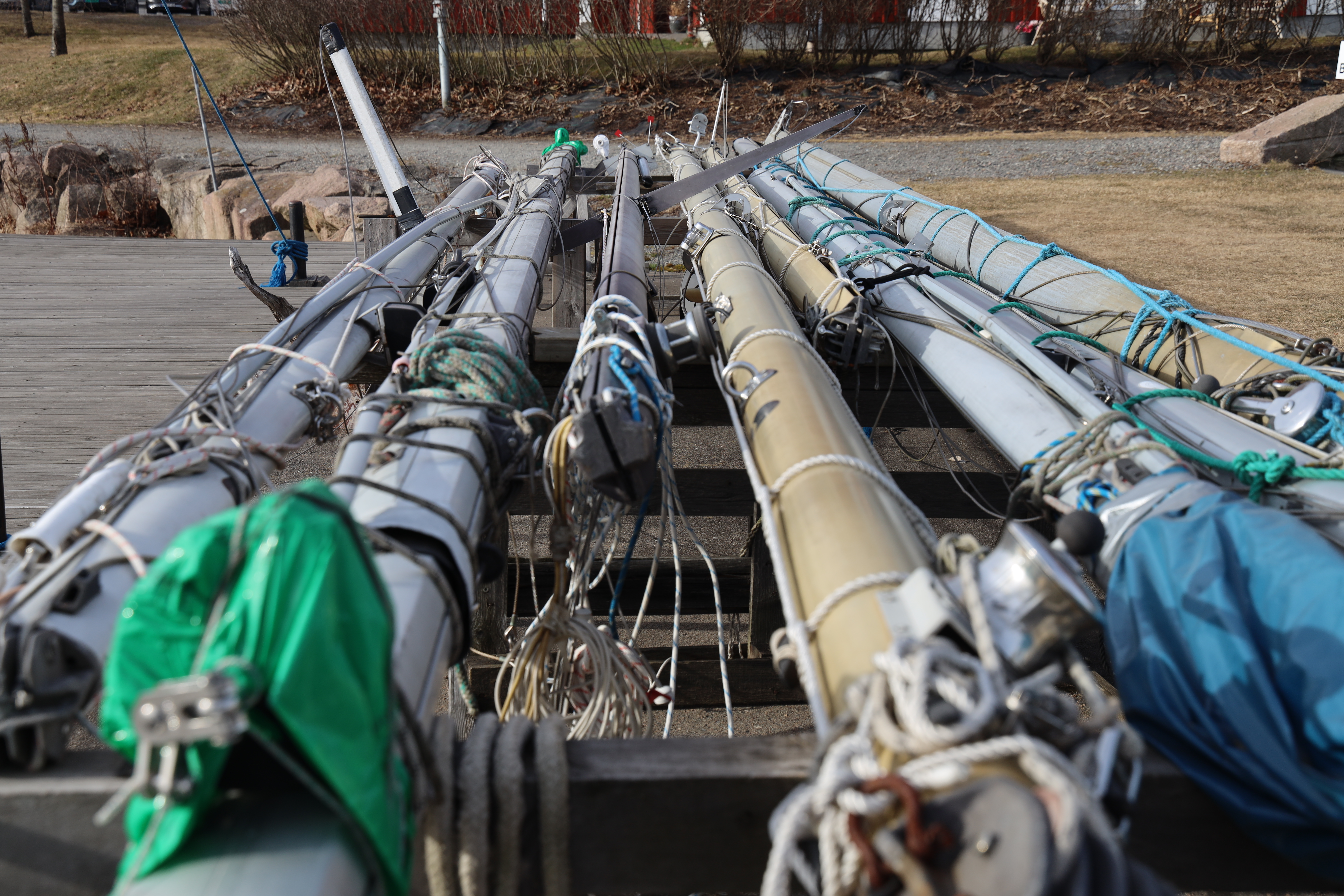 Master ligger på rekke og rad i påvente av å bli satt på båtene i havna etter hvert som de settes på vannet.