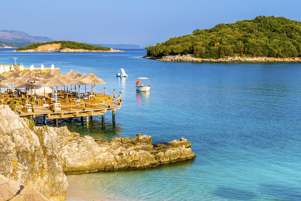 Vannet er krystallklart utenfor kysten av Albania. Her fra en av strendene i Vlore.