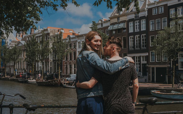 Bilde av et kjærestepar ved en kanal i Amsterdam