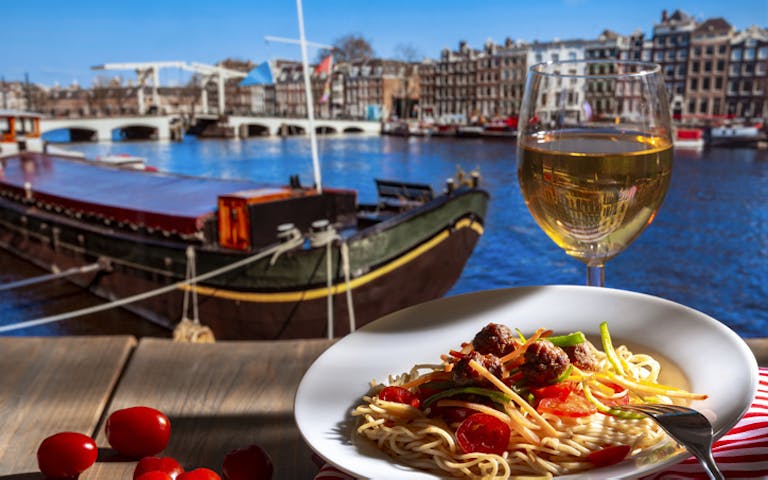 Bilde over en kanal i Amsterdam med mat servert