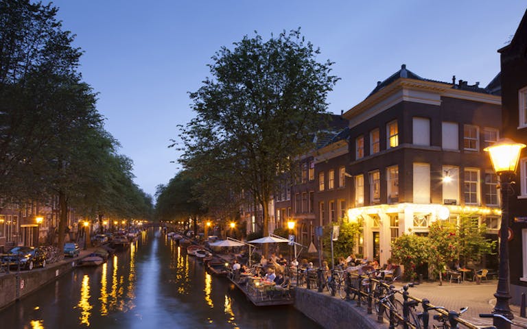 Bilde av kveldsstemning ved en kanal i Amsterdam