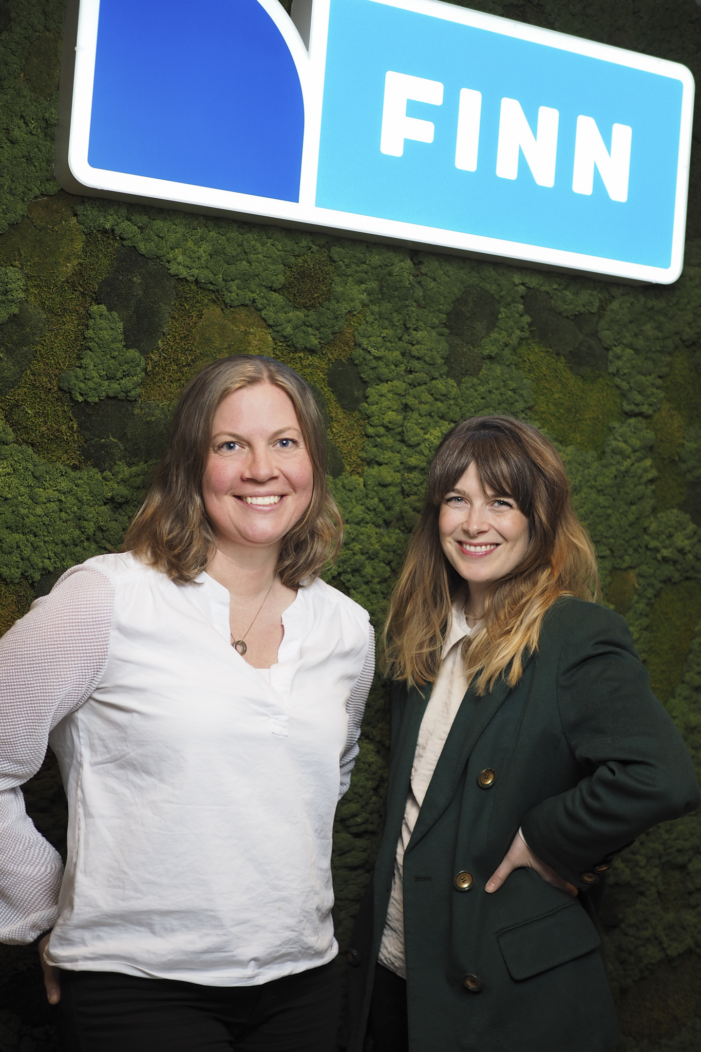 Anja Bergstrøm Karthum (t.v), ansvarlig for bærekraft i FINN, og Kathrine Opshaug Bakke, bruktmarkedsekspert og leder for FINN torget. Foto: Caroline Roka/FINN.