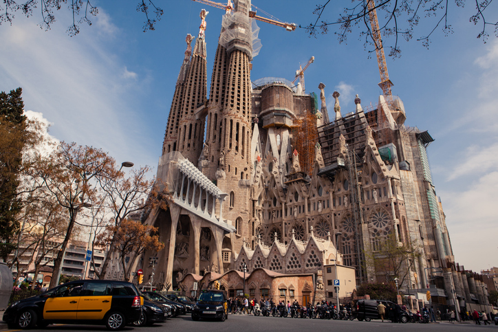 Basilikaen Sagrada Familia er en av Barcelonas mest kjente attraksjoner. Den ble påbegynt i 1883, men er fortsatt ikke ferdigbygget.
(Foto: Getty Images)