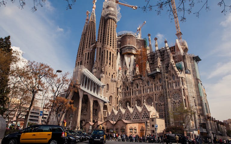 Basilikaen Sagrada Familia er en av Barcelonas mest kjente attraksjoner. Den ble påbegynt i 1883, men er fortsatt ikke ferdigbygget.
(Foto: Getty Images)