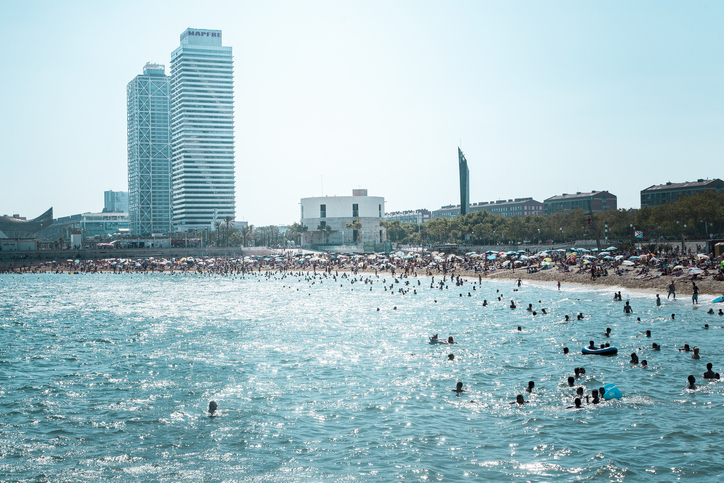 POPULÆR MØTEPLASS: På bystranden i Barcelona kan du slappe av i bølgene, samtidig som du har kort vei til alle tilbudene i storbyen. Foto: Getty Images