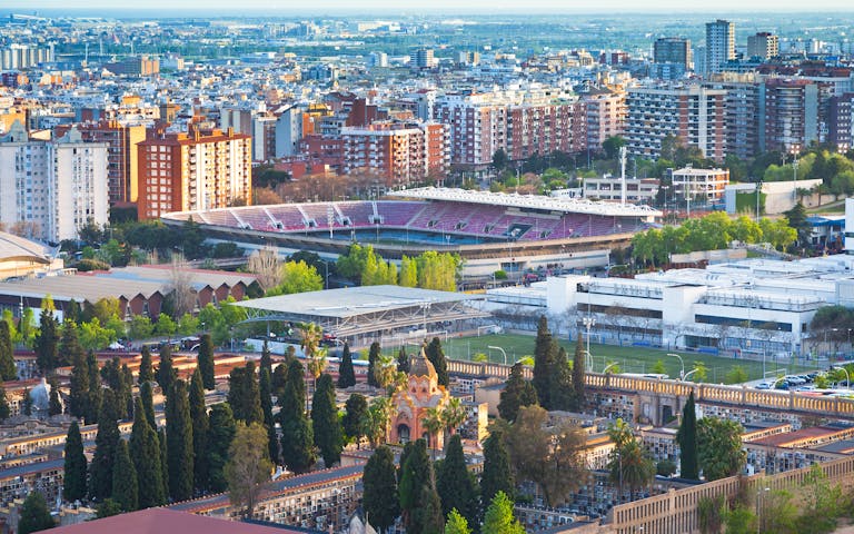 Bilde med utsikt over fotballstadion og Barcelona