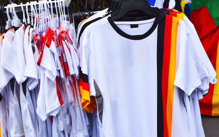 Bilde av fotball t-skjorter med tyske flagget i Berlin
