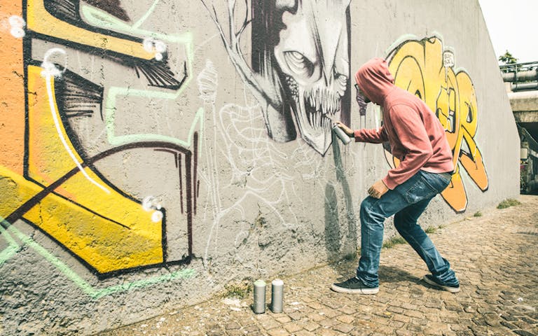 Bilde av en gatekunstner og kunsten hans i Berlin