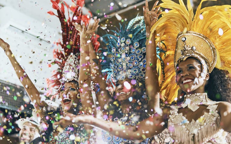 Det verdenskjente karnevalet i Rio de Janeiro arrangeres hvert år i februar eller mars måned. I år 2020 blir datoen 21.02-26.02