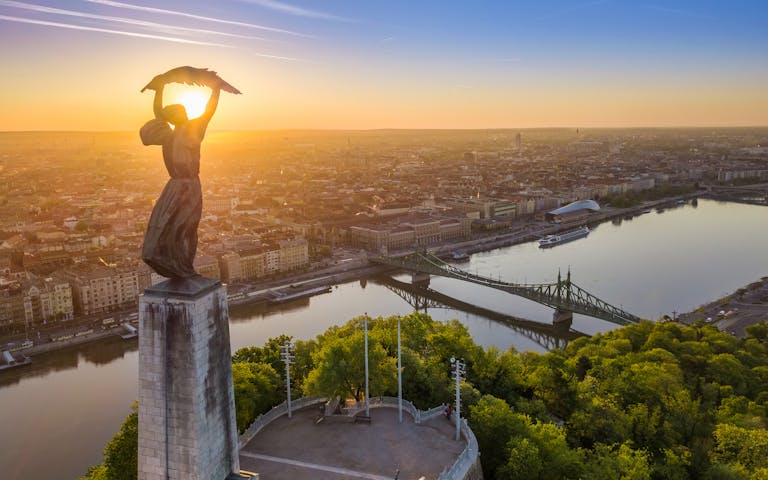Bilde av Frihetsgudinnen med utsikt over Budapest
