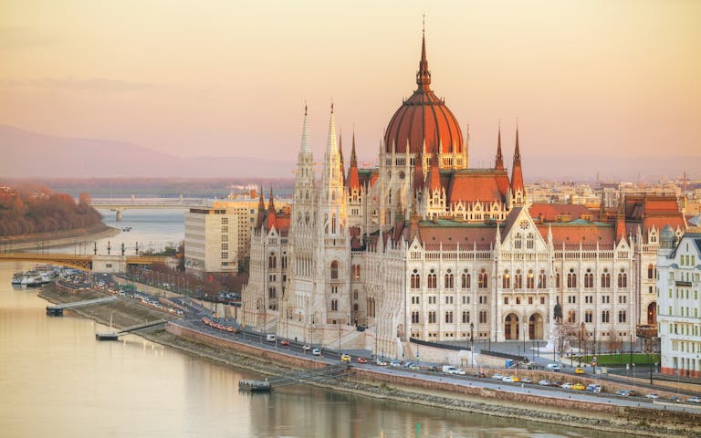 Bilde av parlamentsbygningen i Budapest