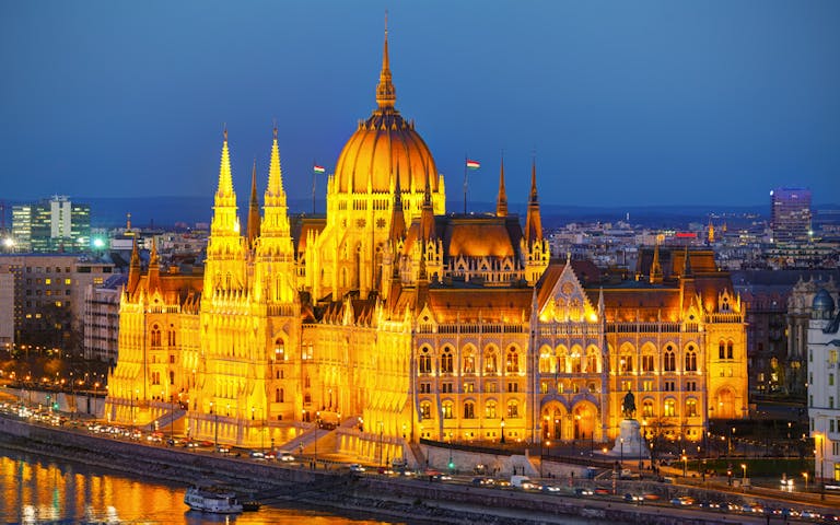 Tett på elven ligger den storslåtte parlamentsbygningen. Her finner du også de ungarske kronjuvelene.