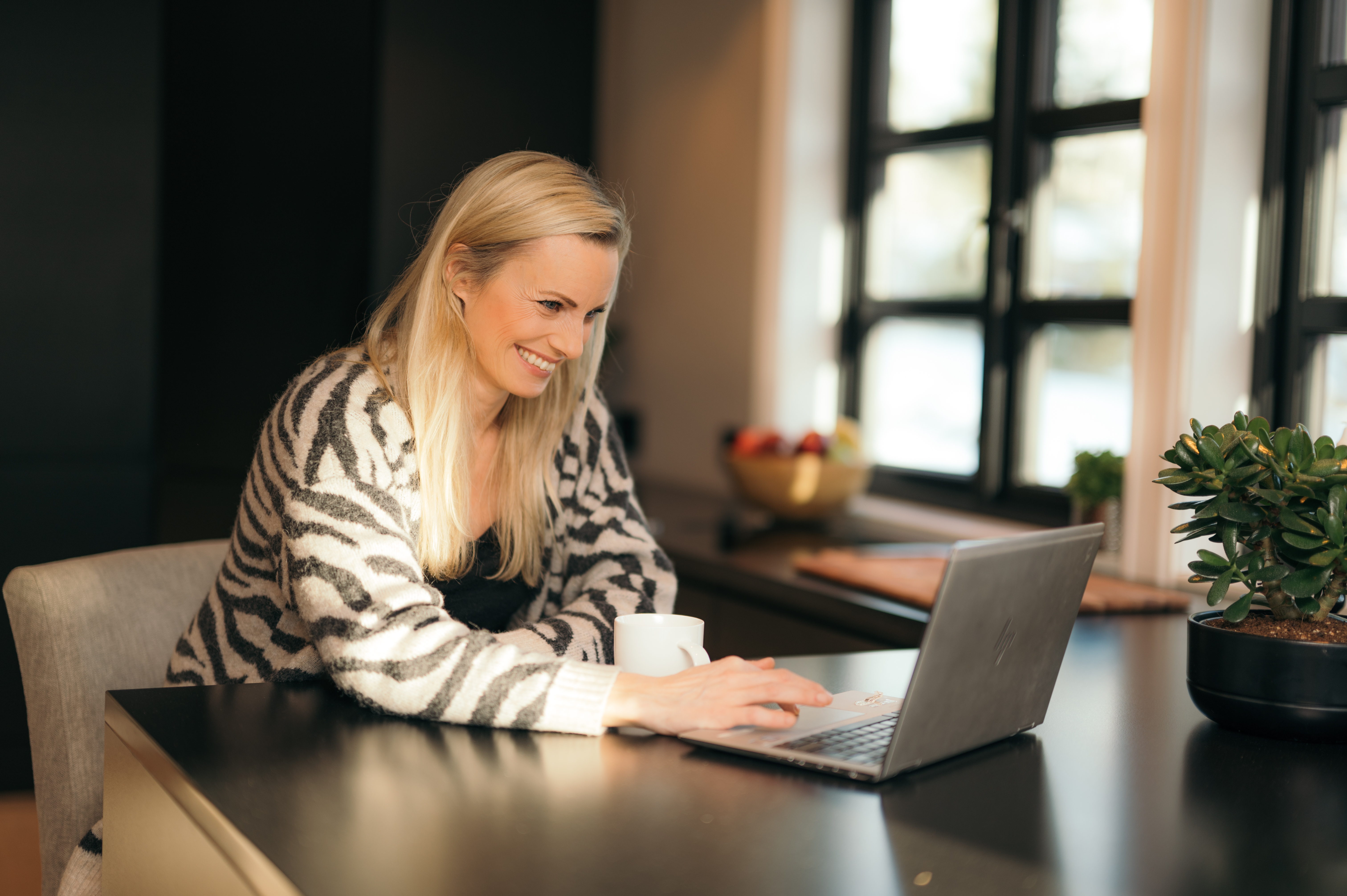Avtal en kaffedate (les: økonomitime) med deg selv, en gang i måneden, der du oppdaterer din egen oversikt over økonomien din. Ut fra sesong kan du planlegge hva du kan selge av ting du ikke trenger lenger. Er dere to? Ta med partneren din på denne daten, sier Silje Sandmæl, forbrukerøkonom i DnB. (Foto: Stig B. Fiksdal)
