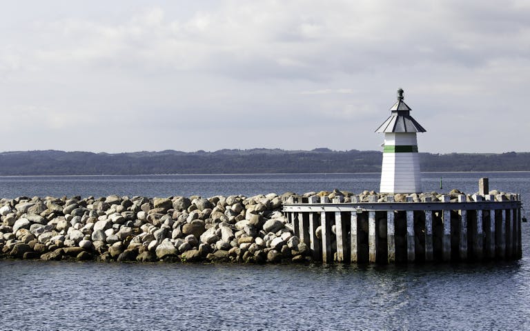 Et av to fyr i havnen i Ebeltoft, Danmark -
Foto: Getty Images