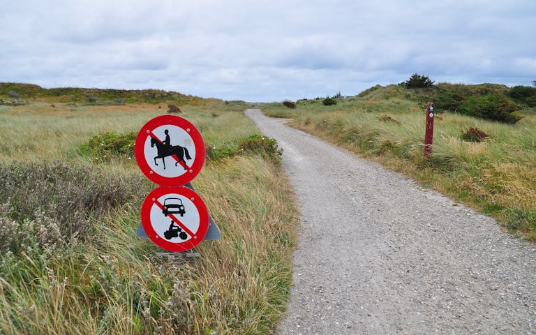 Ikke lov med motoriserte kjøretøy, kun for gående, Danmark - Foto: Getty Images