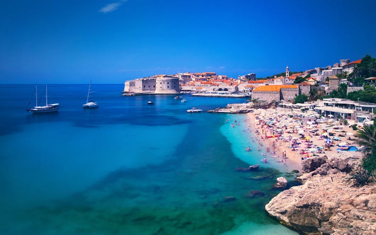 Utsikt til bystranden og gamlebyen i Dubrovnik