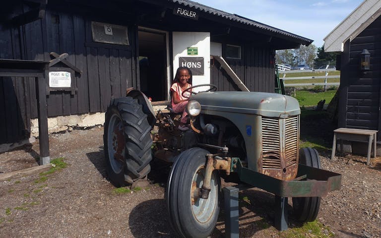 Stor stas å "kjøre" traktor på Ekeberg i Oslo - 
Foto: Sara-Louise Mahgoub
