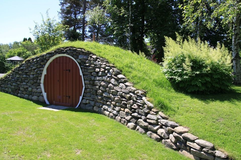 En gammeldags jordkjeller produsert i moderne materialer er en naturlig investering for bonden, grønnsaksprodusenten, villaeieren, vinsammeleren o.a. Eller som et fellesanlegg for hytteområdet og kolonihagen?