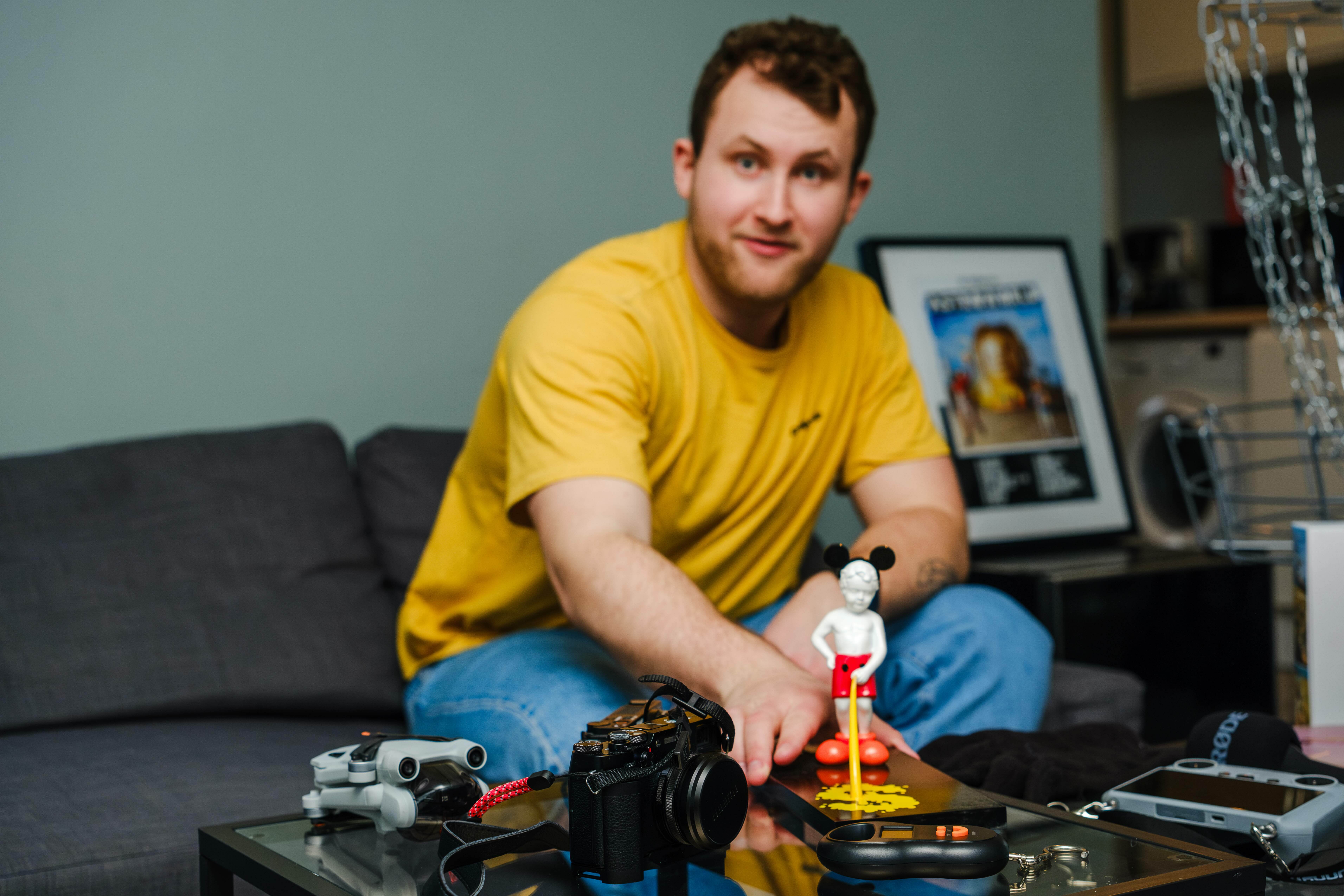 Lukas Gerø (24) er en ivrig bruker av FINN torget. Blant mye annet har han kjøpt kameraer og utstyr til medieproduksjon, droner, turutstyr og klær, kunst, og ikke minst – disker og en kurv til diskgolf.