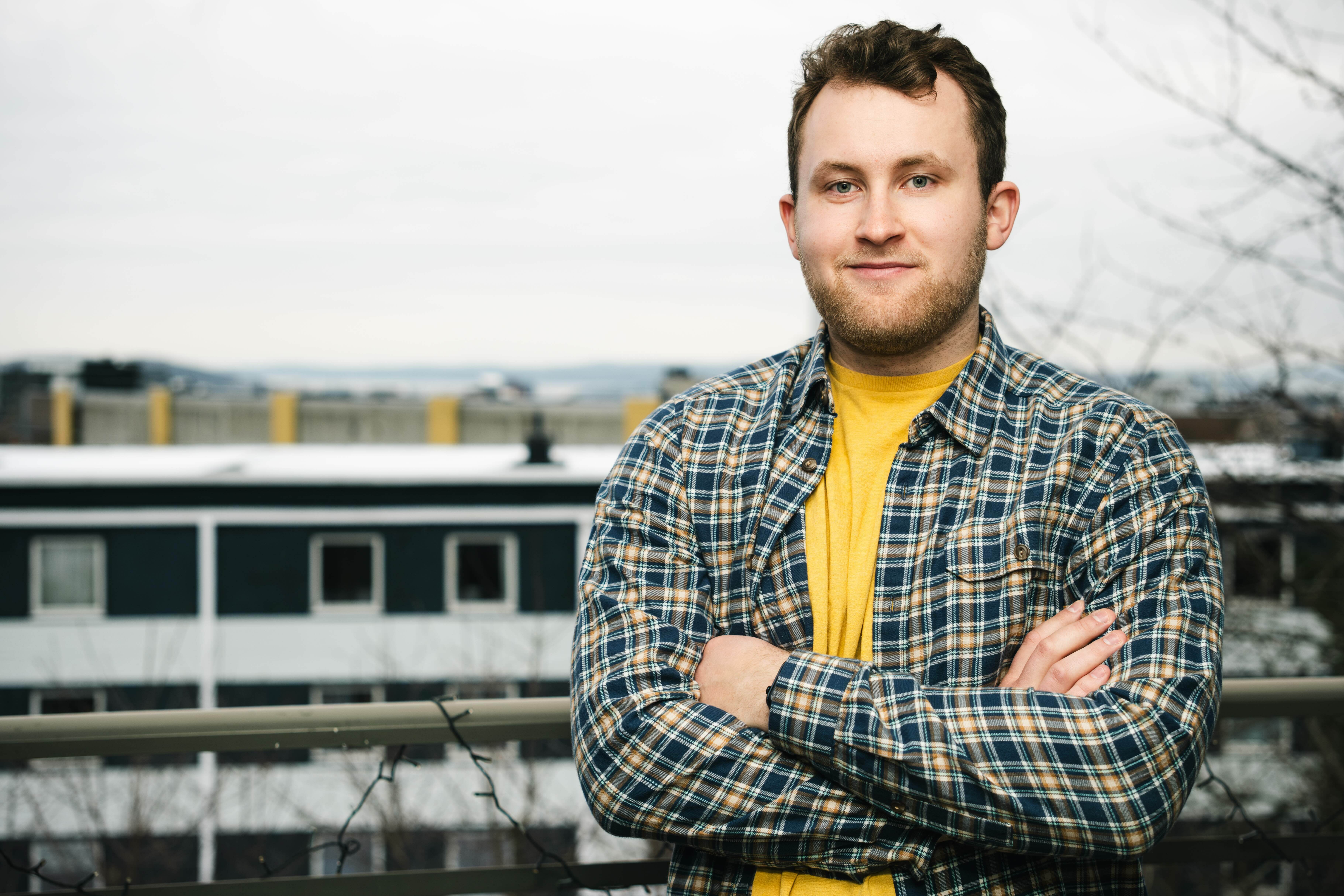 Lukas Gerø (24) bor i Oslo og jobber som innholdsprodusent. Han er storfornøyd med hvordan hans mange brukte kjøp og salg på FINN torget er bra for både lommebok og miljø.