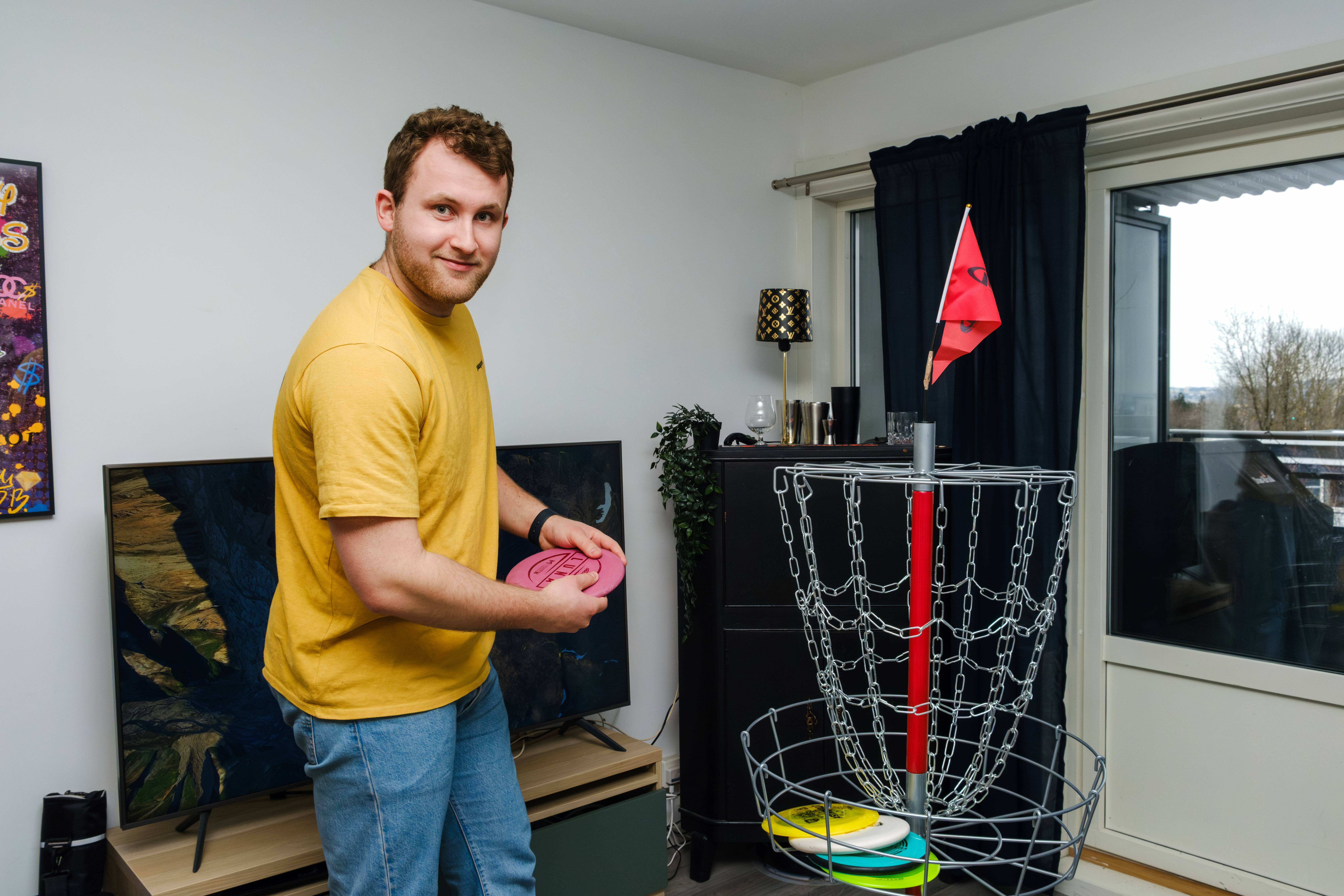 Lukas Gerø (24) er en ivrig bruker av FINN torget. Blant mye annet har han kjøpt kameraer og utstyr til medieproduksjon, droner, turutstyr og klær, kunst, og ikke minst – disker og en kurv til diskgolf.