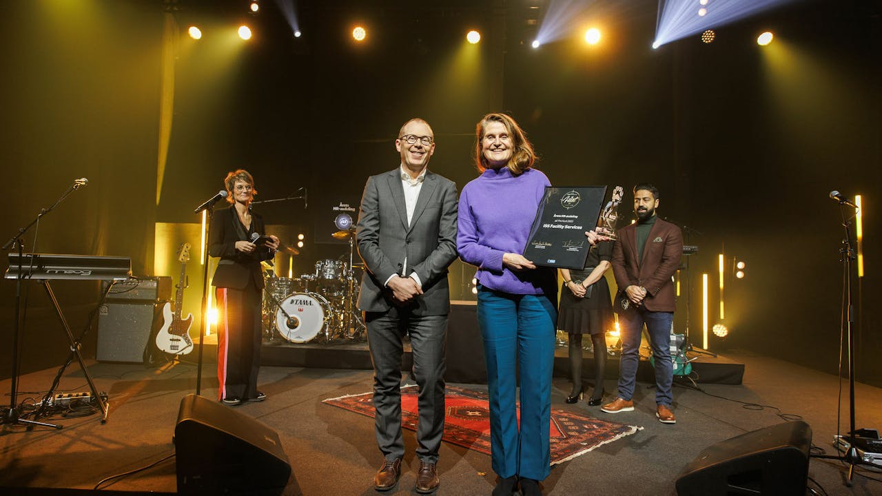 ISS fikk prisen for Årets HR-avdeling. Den ble tatt imot av Mads Møglestue og Hilde Sundt-Hansen. Foto: Kilian Munch