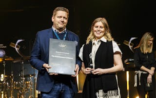 Steffen Dyre Hansen og Marie Wingestad tok imot prisen for Årets rekrutteringsbyrå på vegne av The Assessment Company. Foto: Kilian Munch