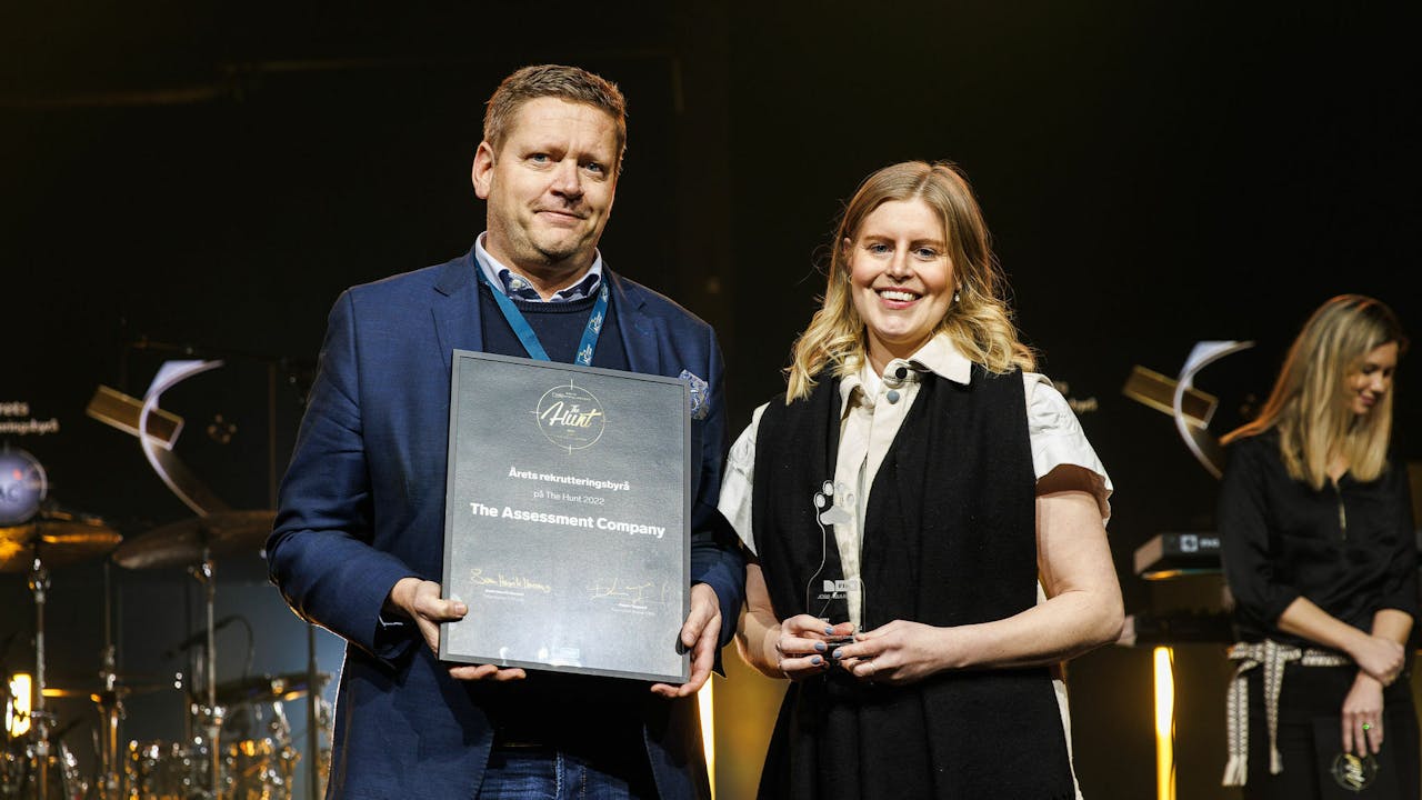 Steffen Dyre Hansen og Marie Wingestad tok imot prisen for Årets rekrutteringsbyrå på vegne av The Assessment Company. Foto: Kilian Munch