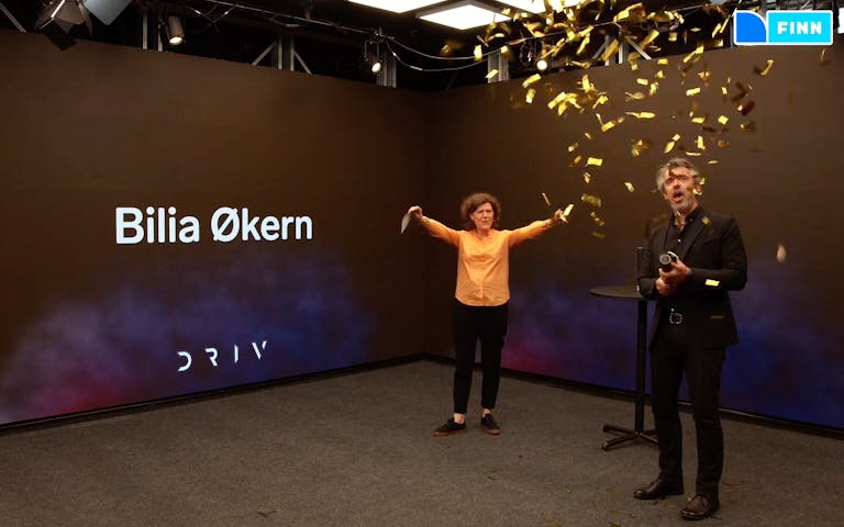 Bente Werenskiold og Eirik Norman Hansen feirer at Bilia Økern vant Årets forhandler med gull-konfetti.