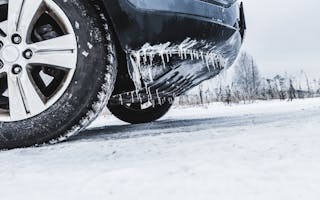 Nærbilde bil med istapper på snø
