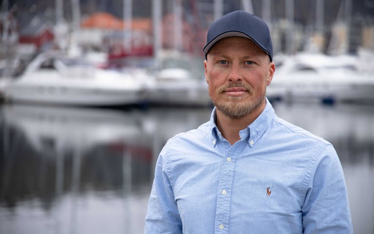 Bildet viser Ole Martin Larsen, strategisk kundesjef og bransjeansvarlig for FINN båt. I bakgrunnen er det seilbåter.