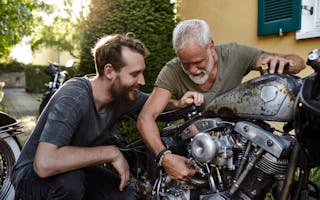 To menn mekker på motorsykkel