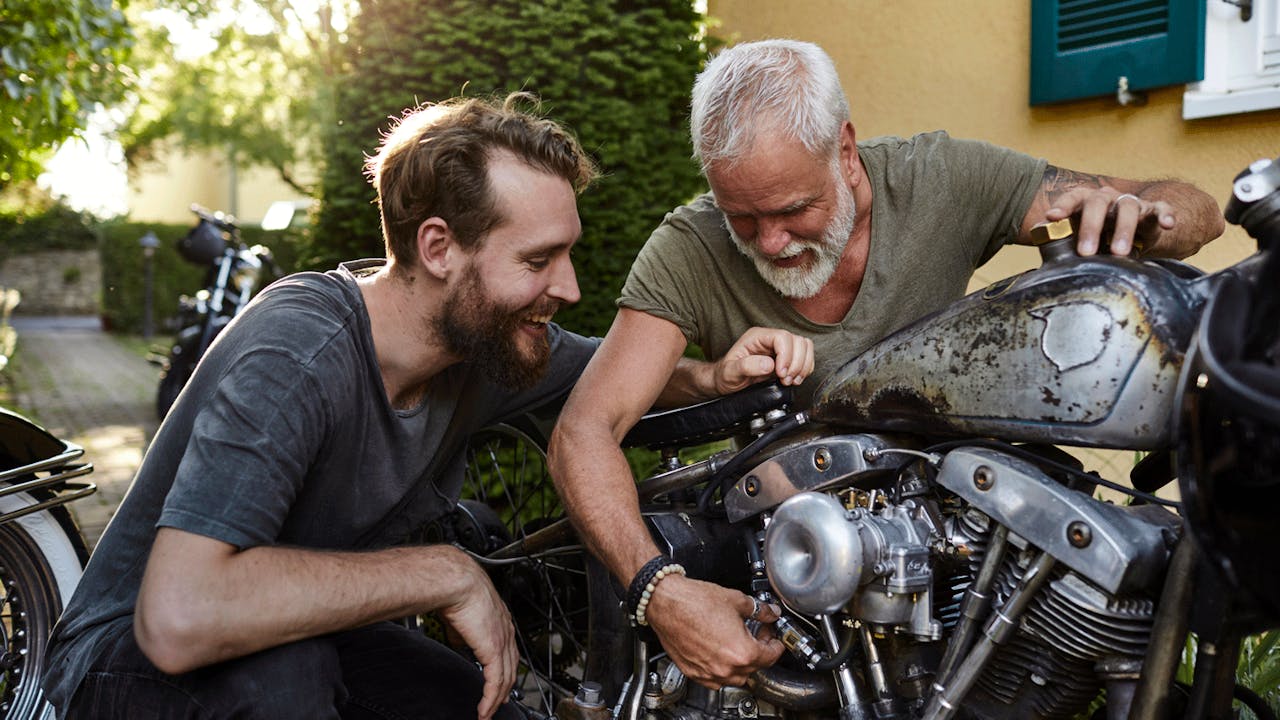 To menn mekker på motorsykkel
