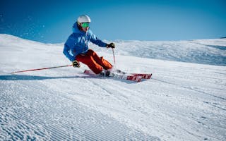 Mann står på ski