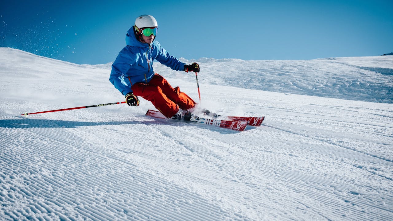 Mann står på ski