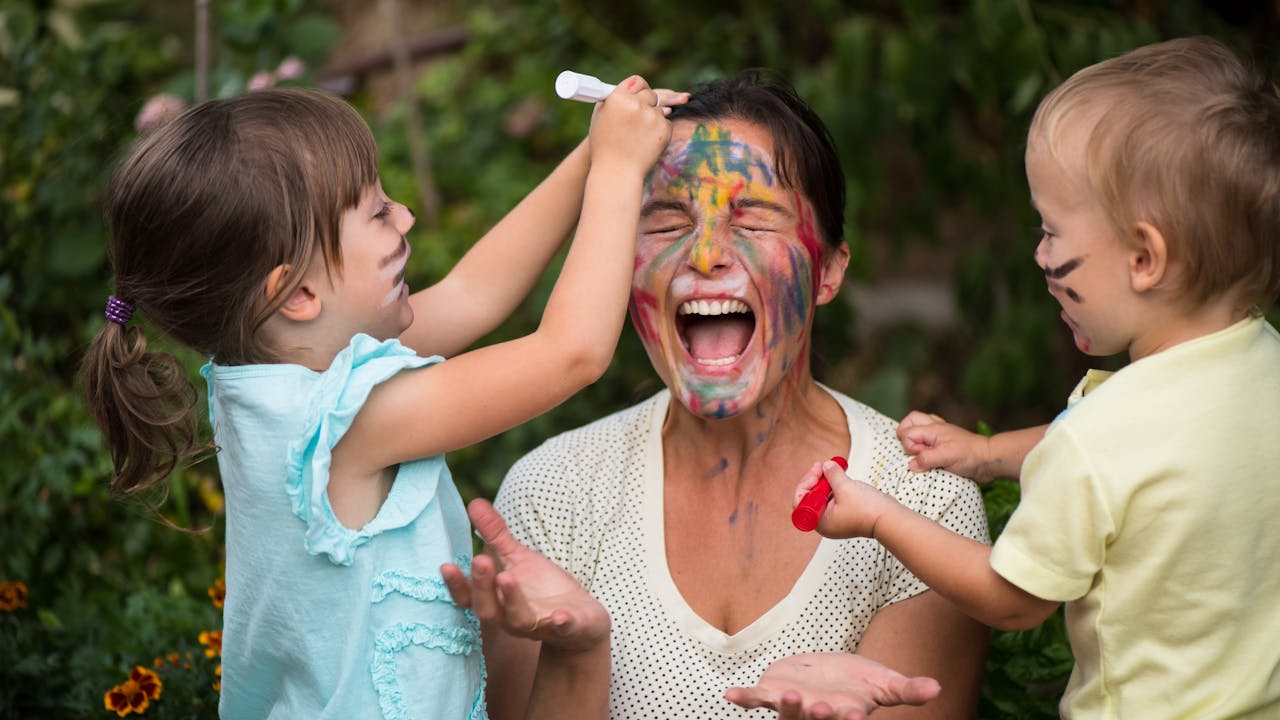 To barn maler mor i ansiktet