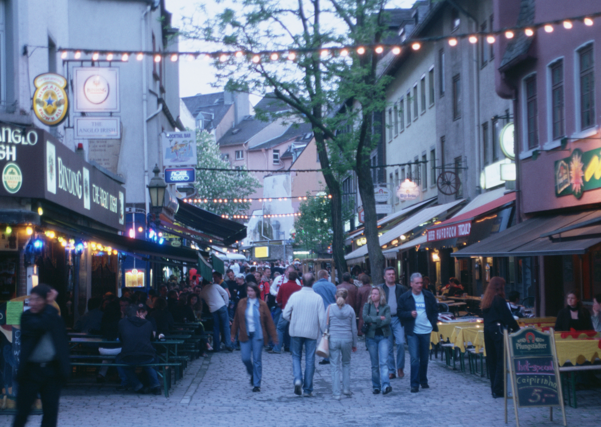 Bilde av typisk gateliv i bydelen Sachsenhausen i Frankfurt