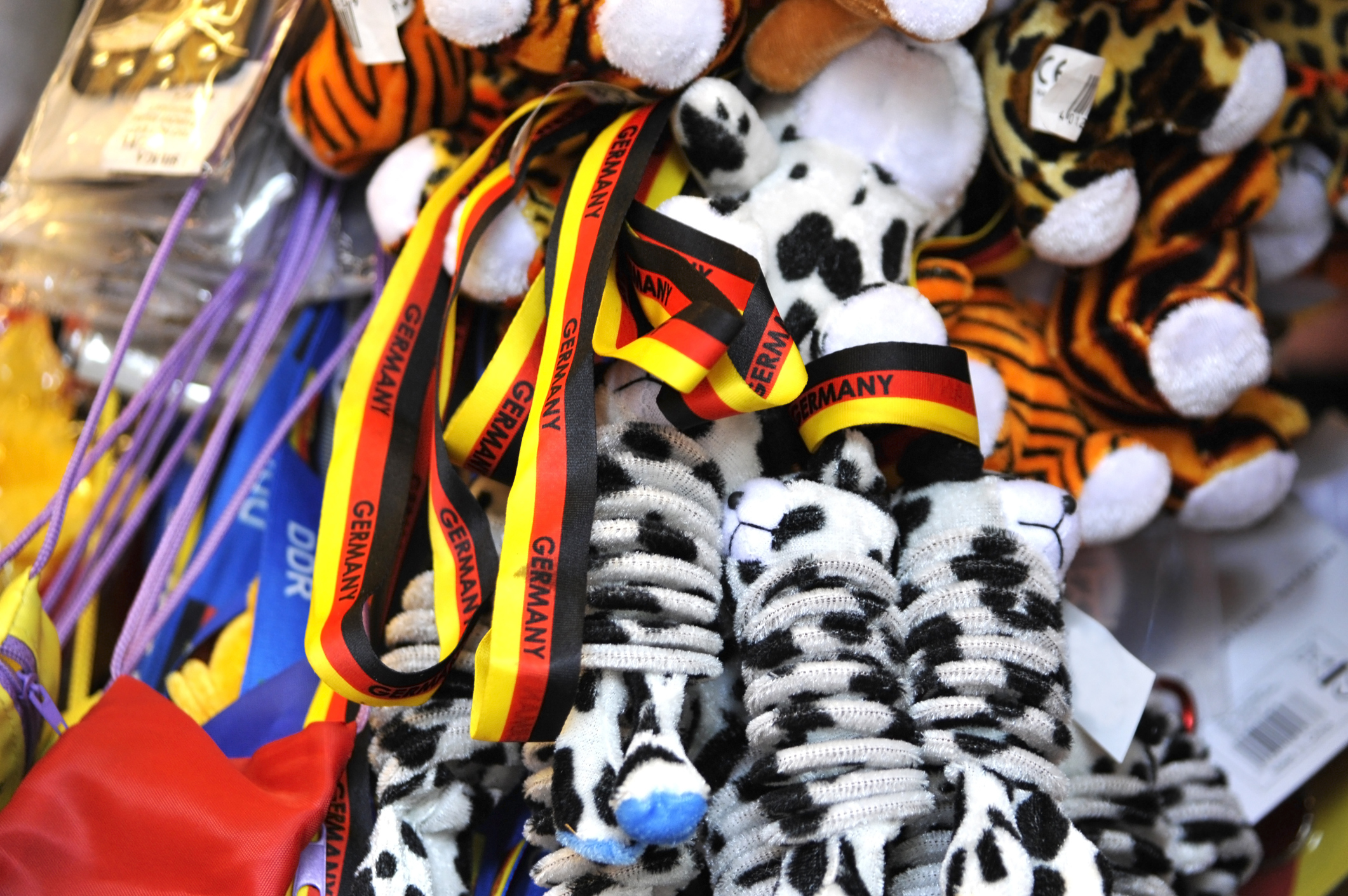Bilde av et utvalg av souvernirer for fotball
