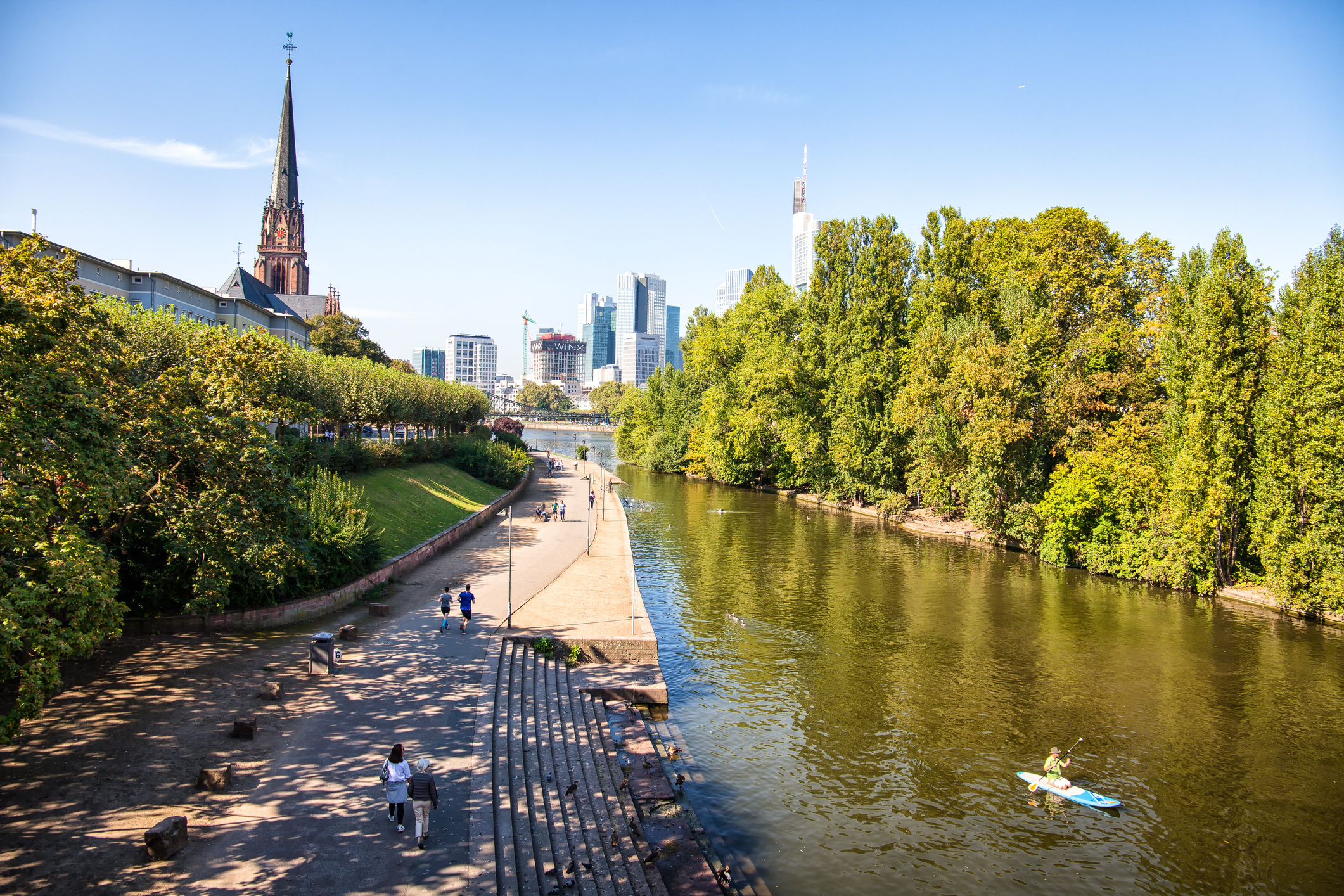 Bilde av herlige grøntområder og kanal i Frankfurt