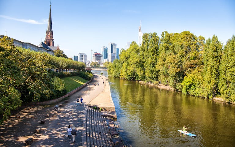 Bilde av herlige grøntområder og kanal i Frankfurt