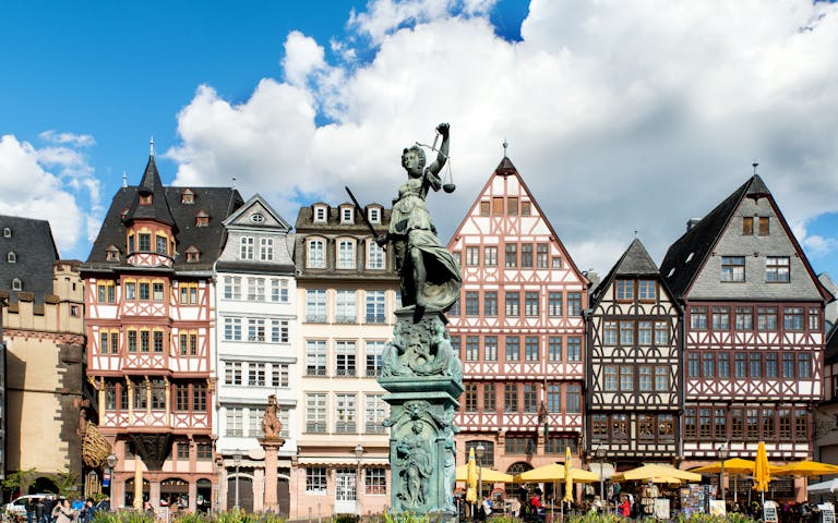 Bilde fra Römerberg torg med bindingsverkshusene Ostzeile i Frankfurt
