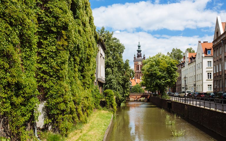 Utsikt over kanal i gamlebyen i Gdansk