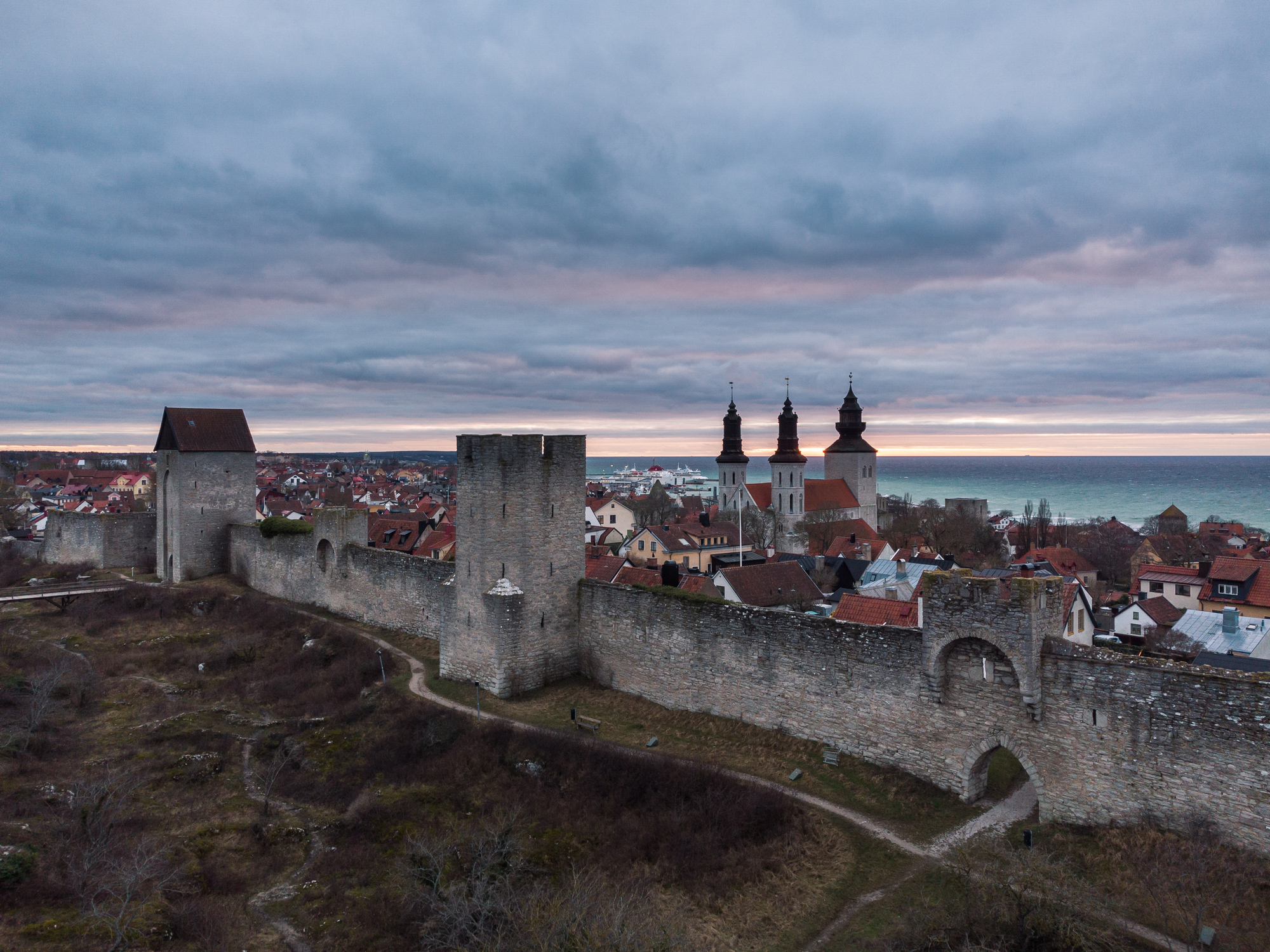 Bymuren rundt Visby, Gotland i solnedgang - Foto: Getty Images