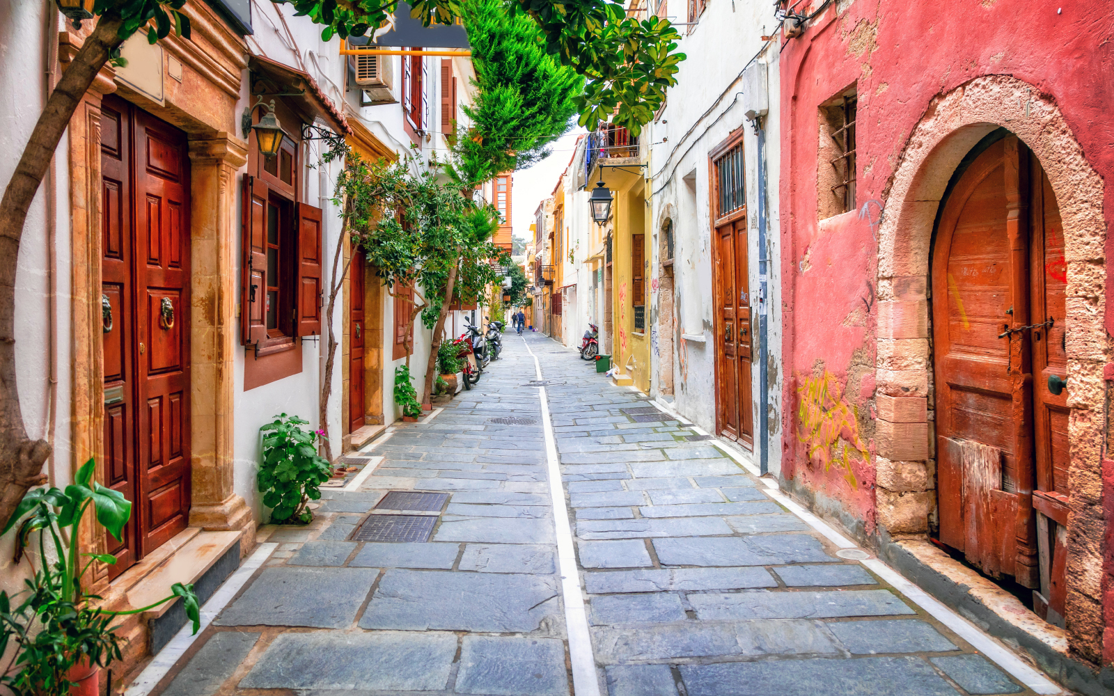 Réthymnon: Løft blikket når du går inn i gamlebyens smug så ser du minareter, moskeer og tyrkiske karnapper som fortsatt er et vanlig syn. Foto: Getty Images