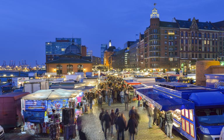 Bilde med utsikt over fiskemarkedet i Hamburg